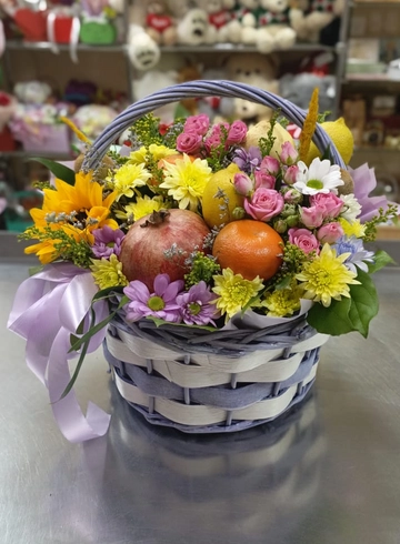 Корзина с фруктами и цветами «Вспоминая лето» от интернет-магазина цветов в 