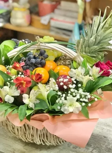 Корзина с фруктами и цветами &laquo;Натюрморт&raquo; от интернет-магазина цветов в 