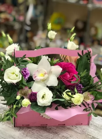 Деревянный ящичек с цветами &laquo;Нежный мотив&raquo; от интернет-магазина цветов в 