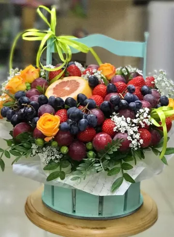 Композиция с фруктами и цветами «Сладкое удовольствие» от интернет-магазина цветов в 