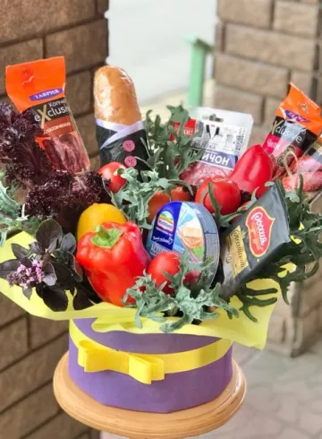 Композиция в шляпной коробке «Застольная» от интернет-магазина цветов в 