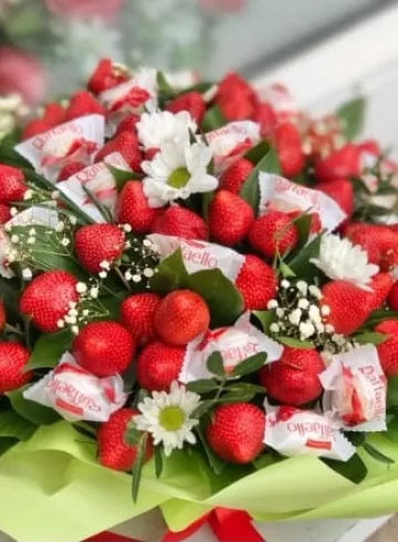 Композиция «Клубничная сладость» от интернет-магазина цветов в 