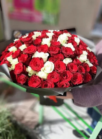 Букет 51 роза «Пламя страсти» от интернет-магазина цветов в 