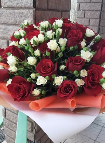 Букет из бордовых и белых роз «Кармен» от интернет-магазина цветов в 