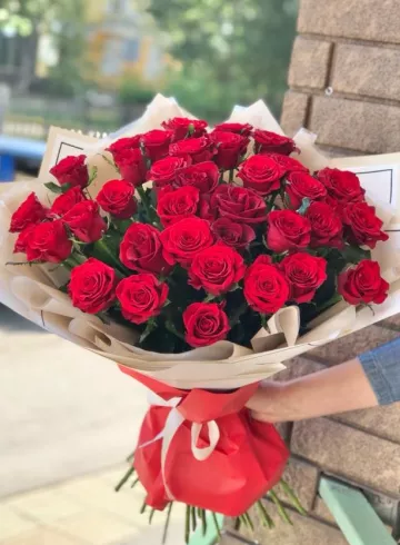 Букет 27 роз «Яркий поцелуй» от интернет-магазина цветов в 