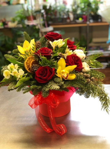 Шляпная коробка «Розы в снегу» от интернет-магазина цветов в 