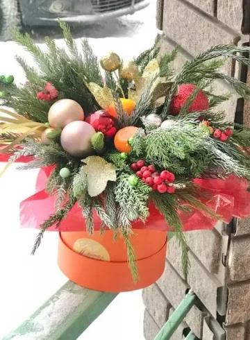 Шляпная коробка «Зимнее чудо» от интернет-магазина цветов в 