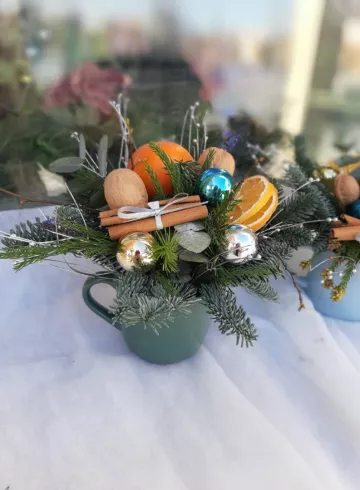 Композиция в кружке «Зимняя корица» от интернет-магазина цветов в 