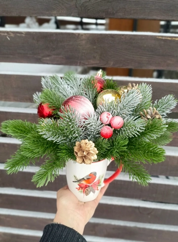 Композиция в кружке «Аляска» от интернет-магазина цветов в 