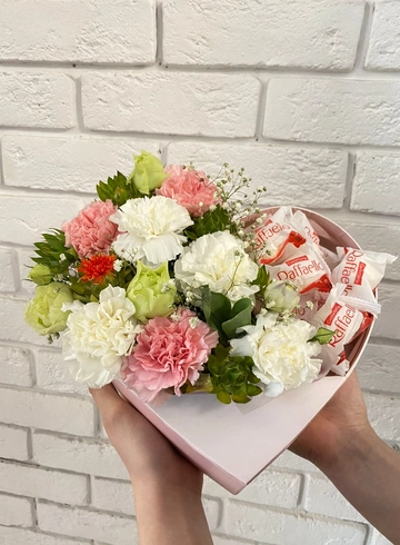 Композиция с конфетами «Жаклин» от интернет-магазина цветов в 